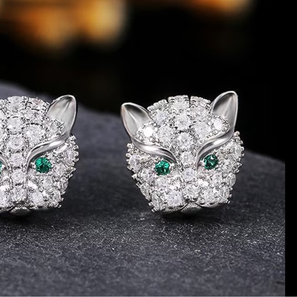 Tiger earring like new condition - Picture 2 of 3